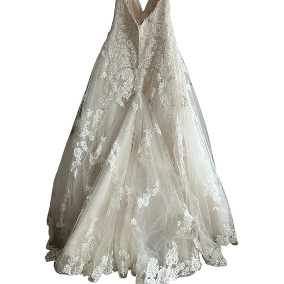 Elegant Lace Wedding Dress - Picture 10 of 16